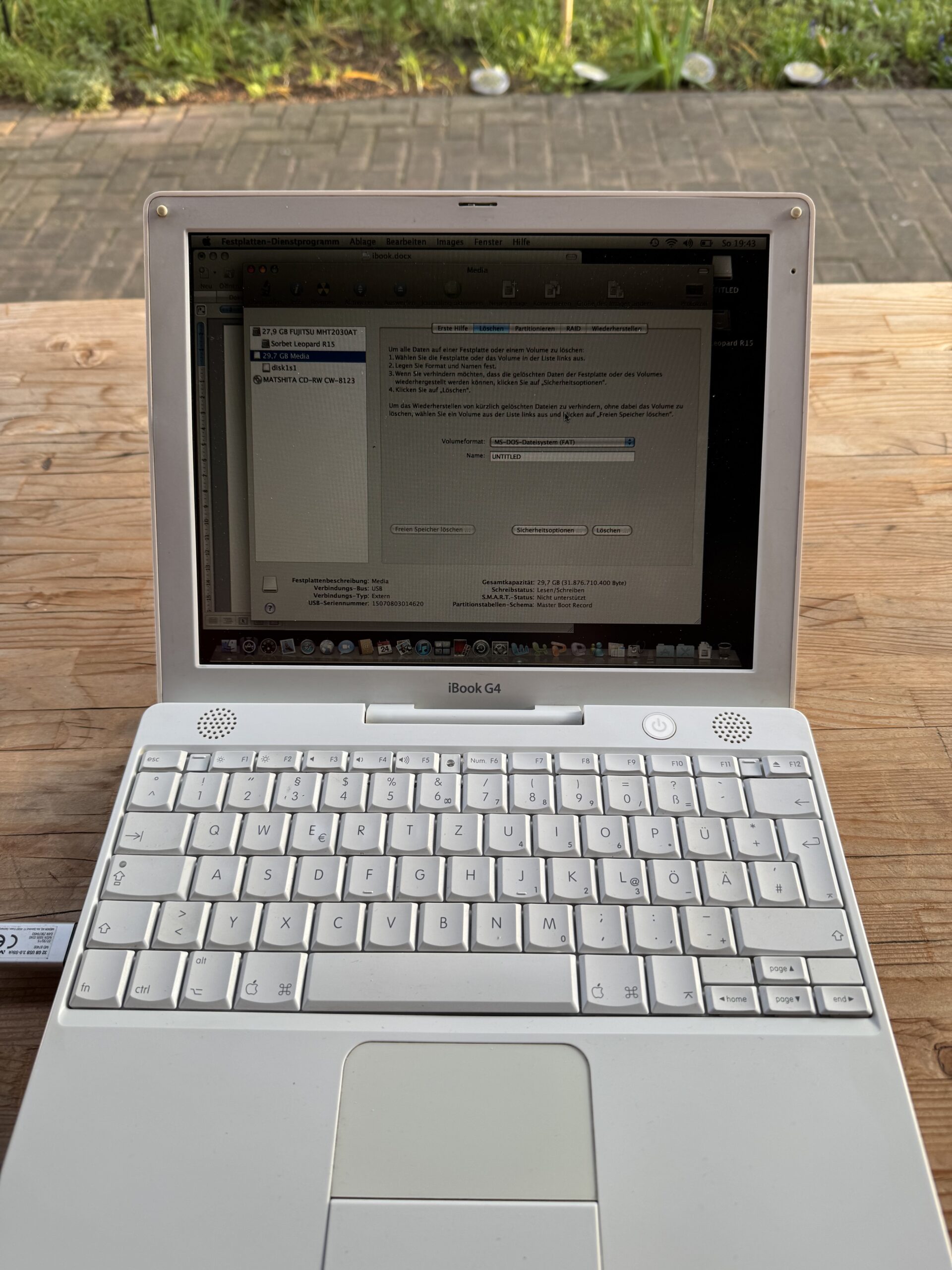 Das Apple iBook G4 A1054 mit 1,25 GB RAM im ausführlichen Test: Technische Daten, Upgrades, typische Probleme, SSD-Umbau und Retro-Feeling pur.