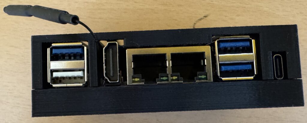 3x USB 3.0, 2x1GBit Ethernet, FullSize HDMI und USB C für Stromversorgung. Externe WLAN Antenne.