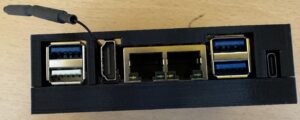 3x USB 3.0, 2x1GBit Ethernet, FullSize HDMI und USB C für Stromversorgung. Externe WLAN Antenne.